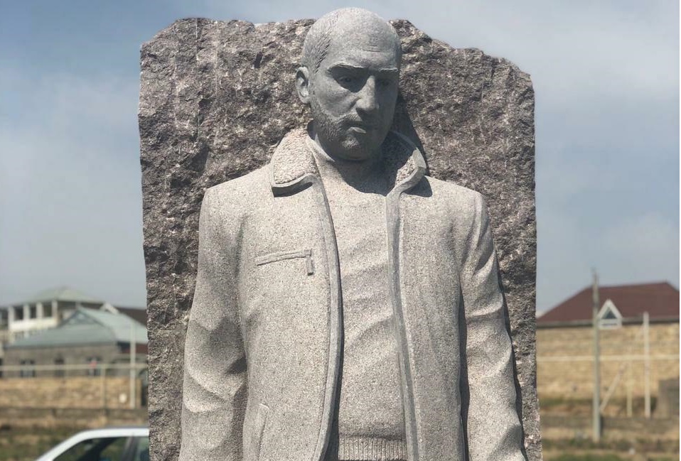 Mərhum meyxanaçıya heykəl qoyuldu - FOTO