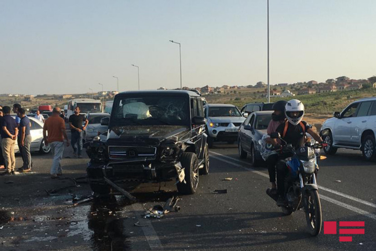 Məşhur biznesmenin arvadı "Galandewagen&rdquo;lə qəza törətdi:&nbsp;4 maşın əzildi, yaralılar var -&nbsp;FOTO/VİDEO