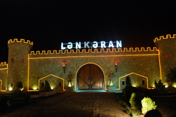 Arvadına mesaj yazanı əvvəl zorlayıblar, sonra isə üzr istəyiblər... - Lənkəranda kuryoz hadisə