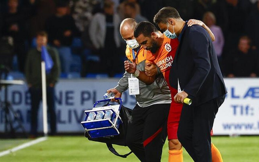 Arda Turan futbol karyerasını başa vurub