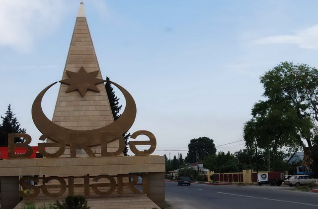 Bərdədə&nbsp;yas mərasiində polis rəisi yumruqlanıb