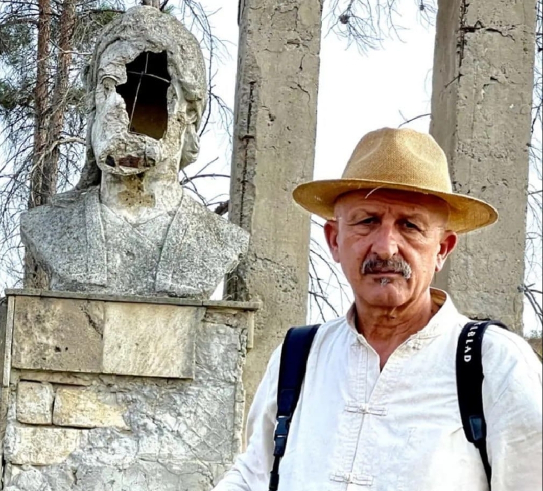 Reza Deqati Nizami Gəncəvinin dağıdılmış büstü barədə paylaşım edib - FOTOLAR
