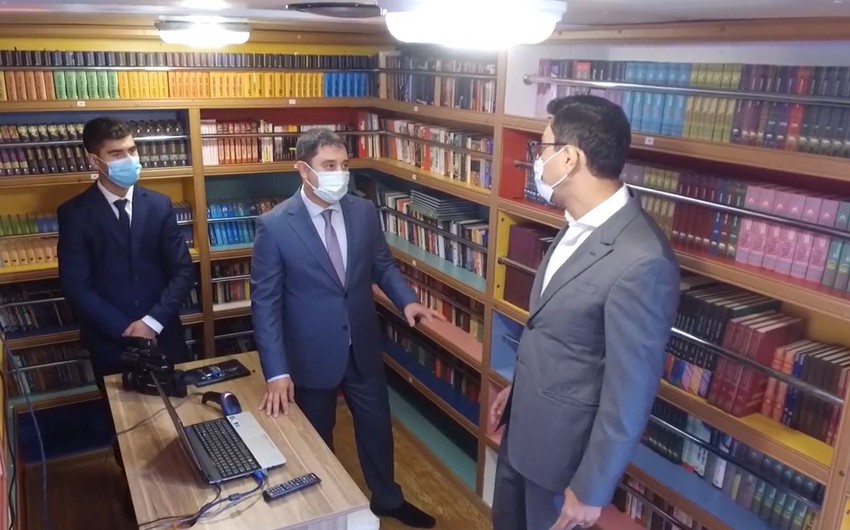Fərid Qayıbov "Səyyar kitabxana"nın fəaliyyəti ilə tanış olub