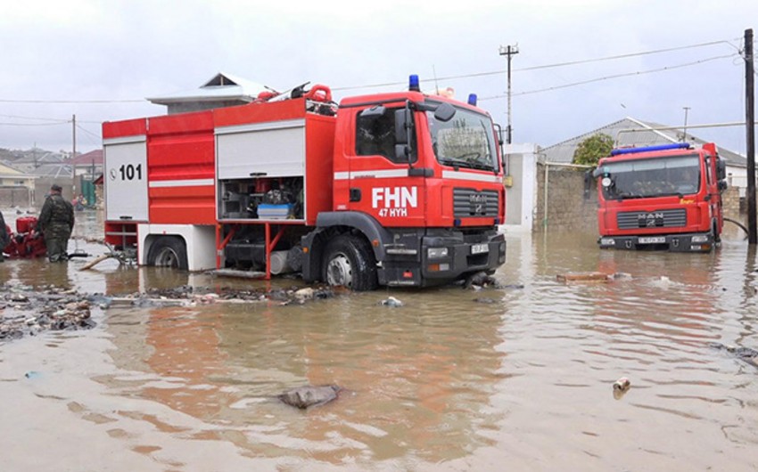 Bakıda&nbsp;fərdi evləri su basıb