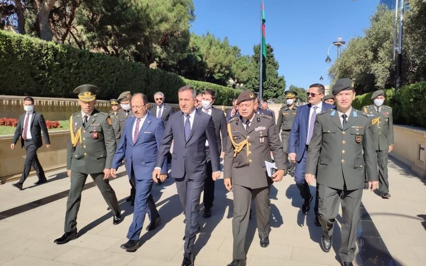 Türkiyəli nazir müavini Şəhidlər Xiyabanında olub