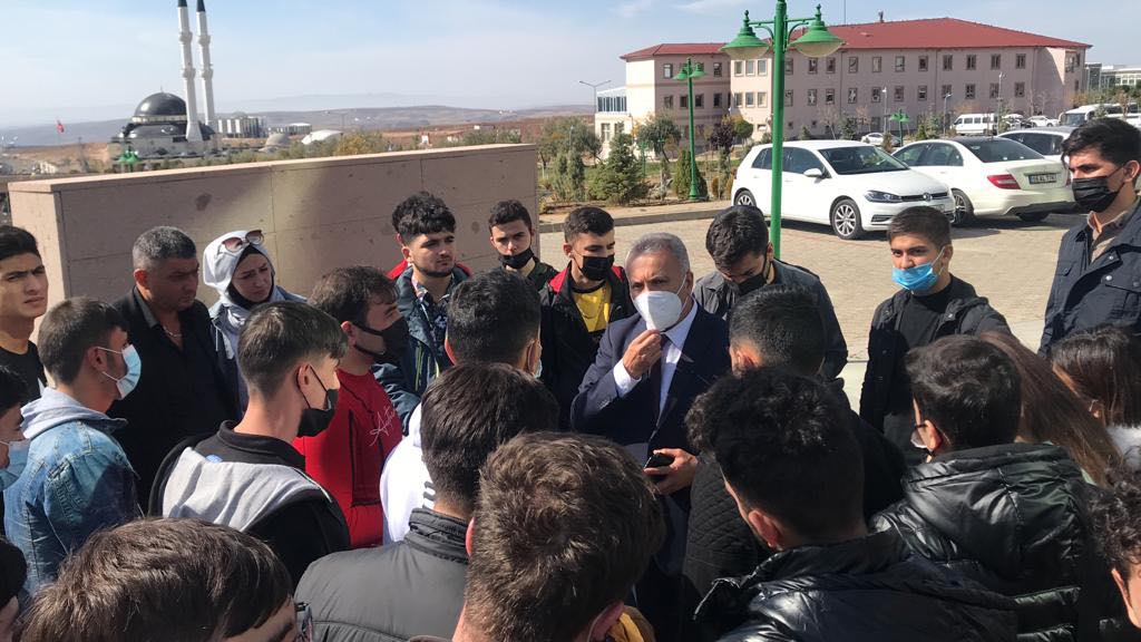 Türkiyəli rektor azərbaycanlı tələbələri belə qarşıladı - VİDEO