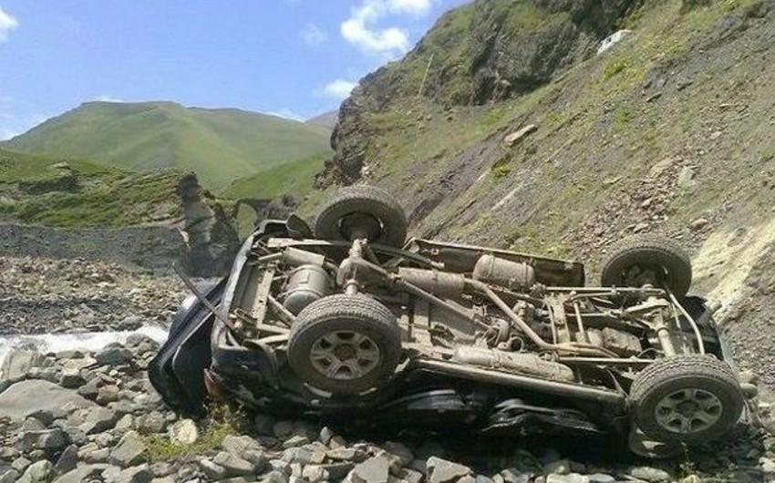 Lerikdə avtomobil dərəyə aşıb, sürücü ağır yaralanıb