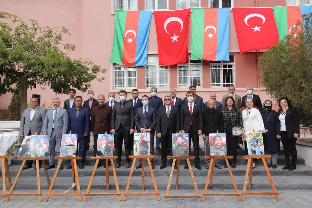 Türkiyədə Vətən müharibəsi şəhidləri ilə bağlı rəsm sərgisi keçirilib - İSBAM rəhbərliyi tədbirdə (VİDEO/FOTOLAR)