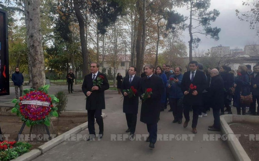 XİN nümayəndələri Gəncədə terror aktı qurbanlarının xatirəsini yad ediblər