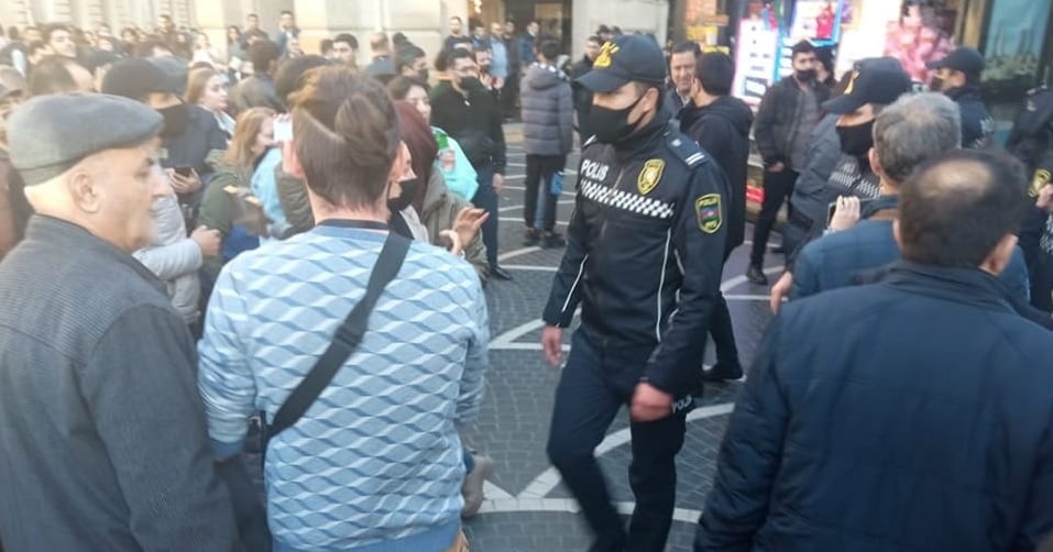 Fəvvarələr meydanında aksiya: saxlanılanlar var - DİN-dən Tofiq Yaqublunun döyülməsi iddiasına&nbsp;reaksiya (YENİLƏNİB)