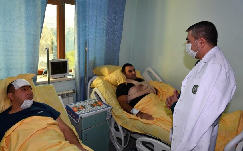DSX rəisi helikopterin qəzasında yaralanan sərhədçilərə baş çəkib