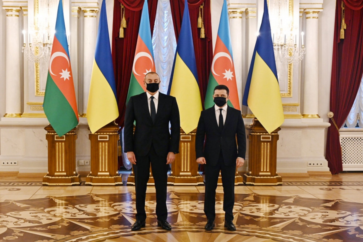 İlham Əliyevlə Zelenski Ukraynada görüşdü, sənədlər imzalandı:&nbsp;4&nbsp;ölkə arasında yeni nəqliyyat dəhlizi yaradılacaq - FOTOLAR (YENİLƏNİB)