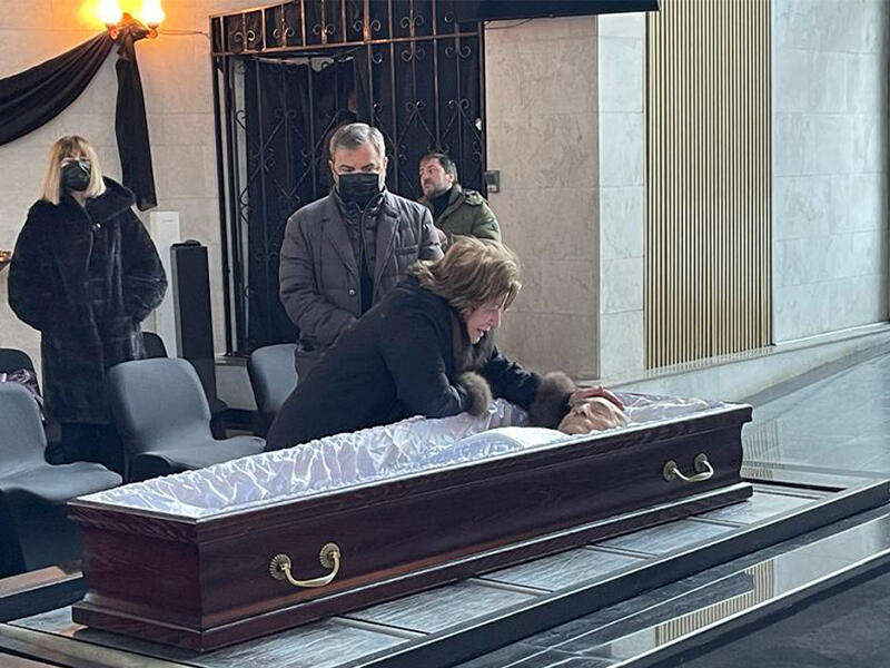 Vəzirovun tabutda başını sığallayan qadın kim olub? - Maraqlı faktlar (FOTO)