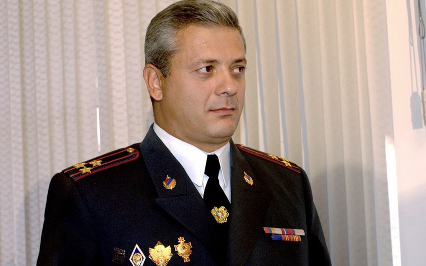 Maskalı şəxslər Ermənistan polisinin&nbsp;sabiq mətbuat katibini evindən aparıblar