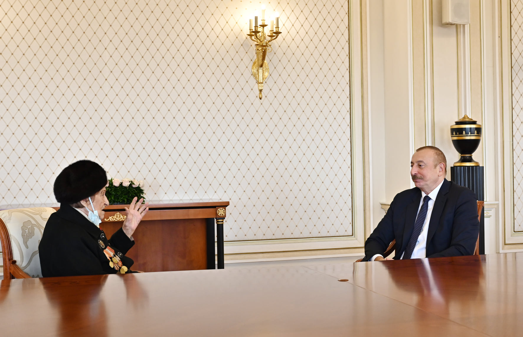 Prezident İlham Əliyev Fatma Səttarovaya &ldquo;İstiqlal&rdquo; ordenini təqdim edib - FOTOLAR (YENİLƏNİB)