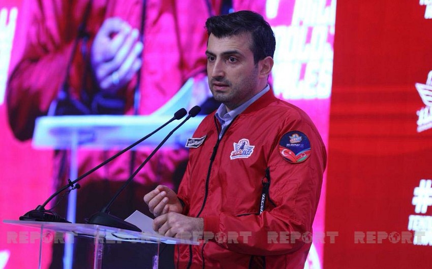 Selçuk Bayraktar qırıcı təyyarə ilə Bakı səmasında uçuş keçirib: "Uşaqlar buradakı təyyarə, yaxud PUA-lara toxunmalıdır ki..."