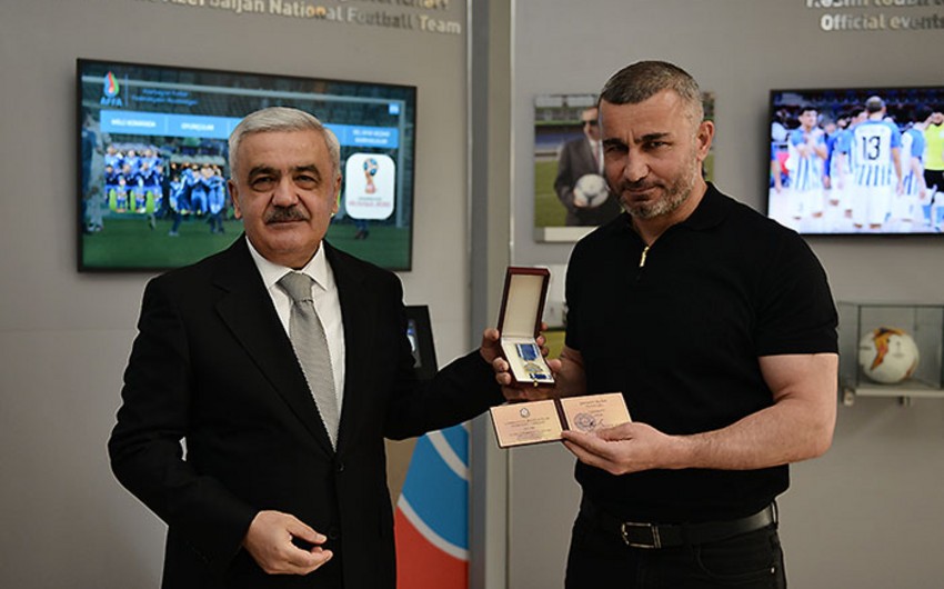 Rövnəq Abdullayev&nbsp;Qurban Qurbanova ali mükafatı təqdim edib