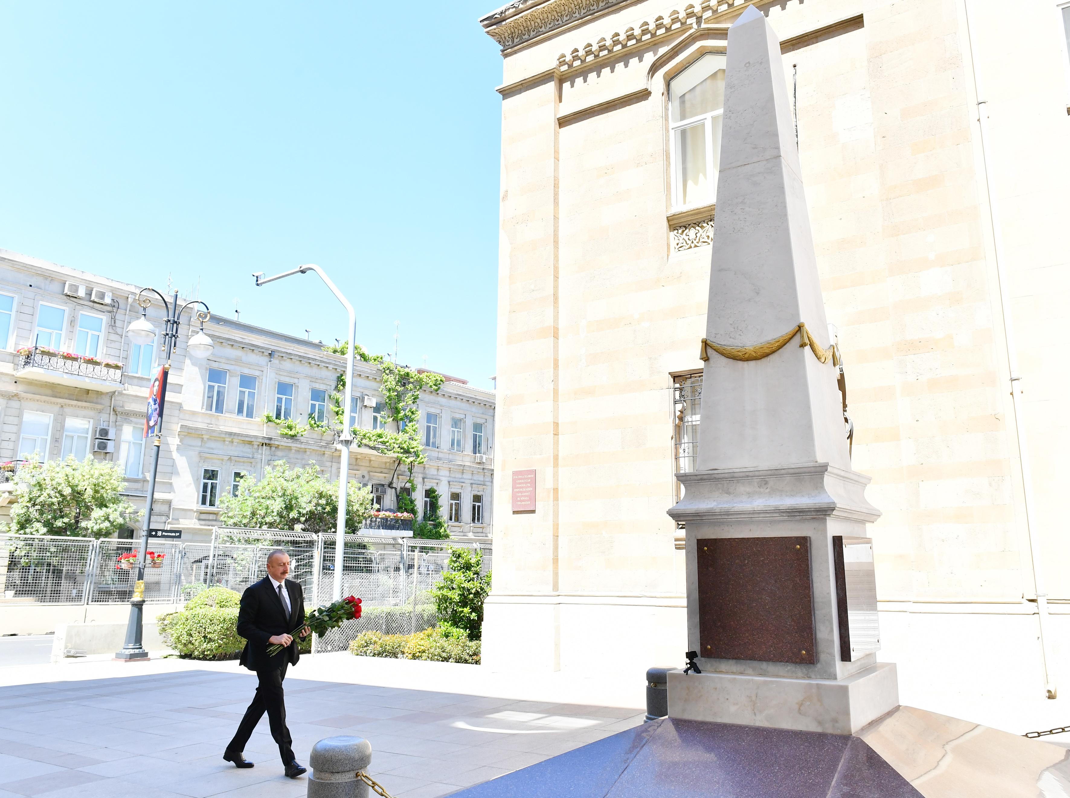 İlham Əliyev Azərbaycan Xalq Cümhuriyyətinin şərəfinə ucaldılmış abidəni ziyarət edib - FOTOLAR