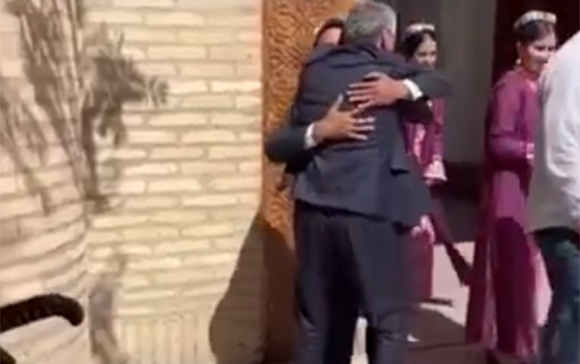 Prezidentin mətbuat katibi Azər Qasımov əsgər yoldaşı ilə belə qarşılaşdı - VİDEO