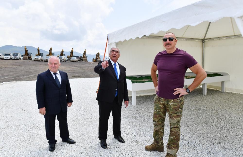 Prezident&nbsp;İlham Əliyev Göygöl, Kəlbəcər və Laçında:&nbsp;yeni hərbi hissə açıldı, su anbarı, yol, yarımstansiya, beynəlxalq aeroport, zavod və sanatoriyanın tikintisi ilə tanışlıq olub (FOTOLAR)