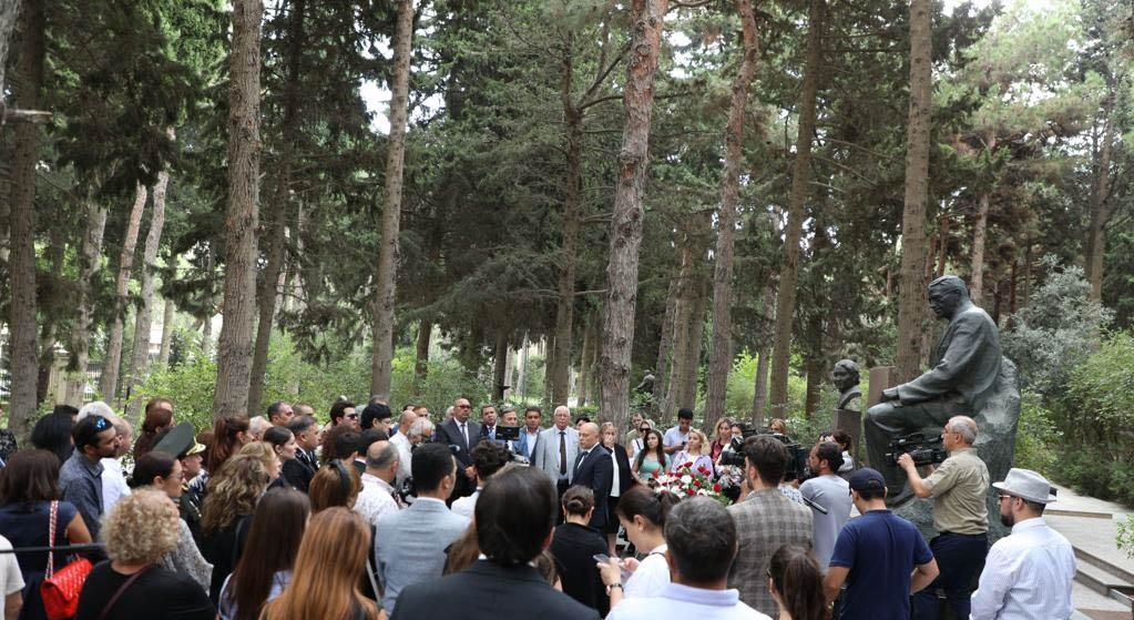 Mədəniyyət xadimləri Üzeyir Hacıbəylinin məzarını ziyarət ediblər