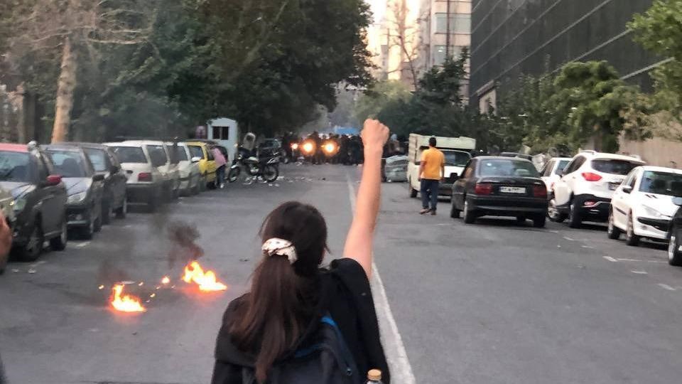 Gənc qadının hicaba görə öldürülməsi... - İranda etirazlar güclənir