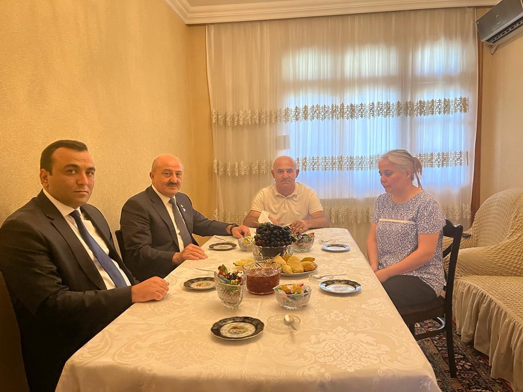 Nəsimi rayonunu&nbsp;icra başçısı şəhid ailələrini&nbsp;ziyarət edib - FOTOLAR