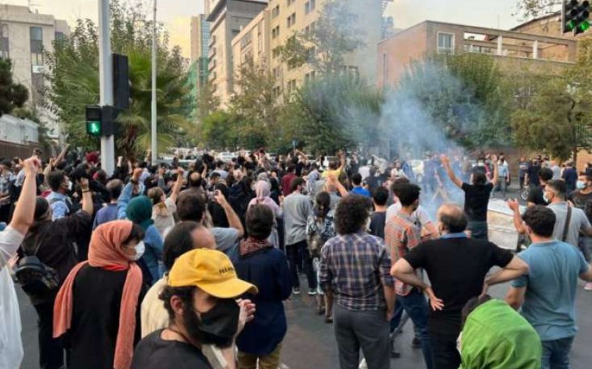 İranda əxlaq polisi ləğv olundu