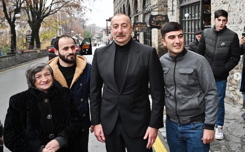 İlham Əliyevlə&nbsp;Mehriban Əliyeva Şəkidə: sakinlərlə maraqlı söhbət və yeni işlərlə tanışlıqlar olub (FOTOLAR/Yenilənib))