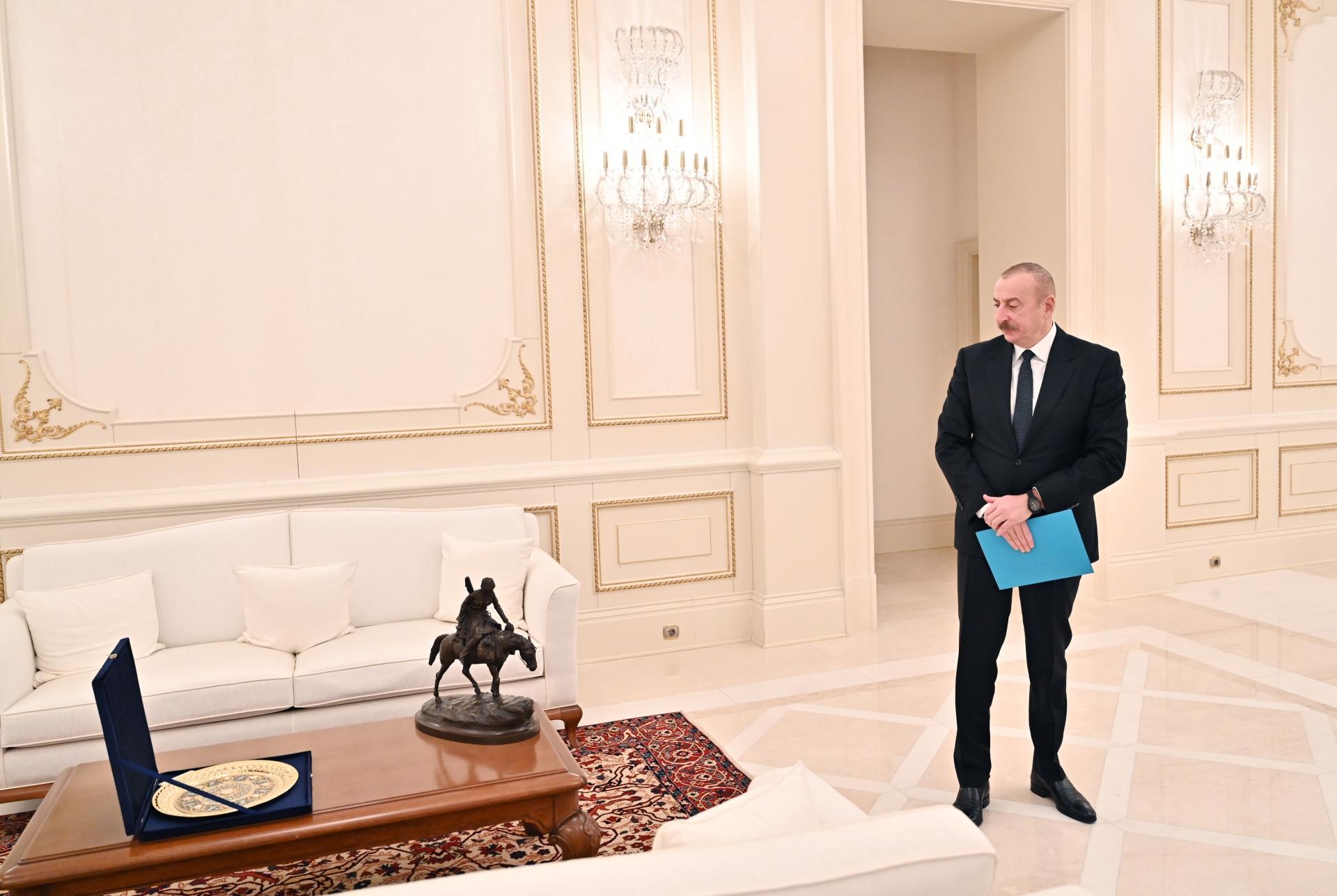 Prezident&nbsp;Sergey Məlikova &ldquo;Şöhrət&rdquo; ordenini&nbsp;təqdim edib, Dağıstan rəhbəri isə İlham Əliyevə elə əsəri verdi ki... - FOTOLAR