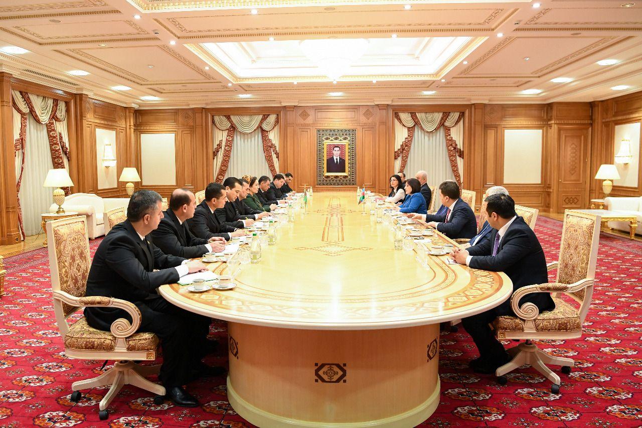 Berdıməhəmmədov Sahibə Qafarovaya orden&nbsp;verdi