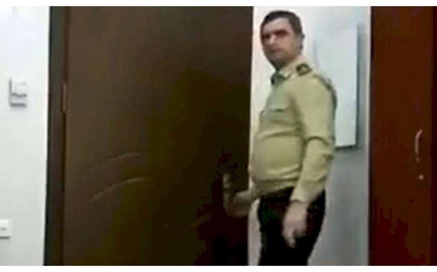 Xidməti otaqda intim oyunlar - Polkovnik azadlığa çıxdı