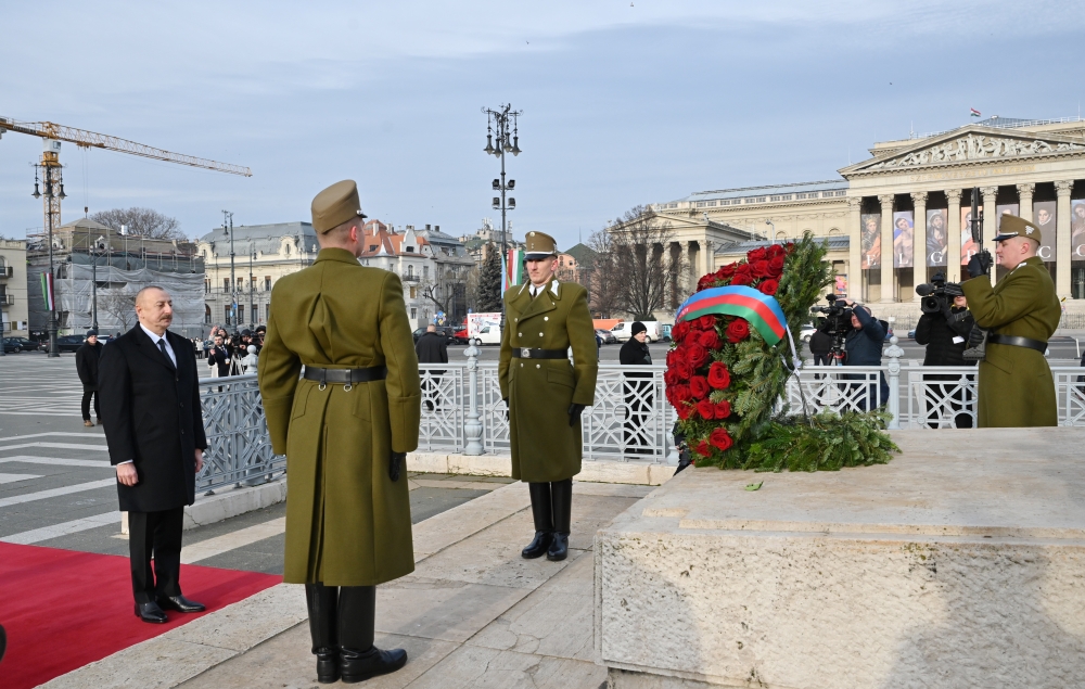 Prezident İlham Əliyev Budapeştdə naməlum əsgərin məzarını ziyarət edib - FOTO