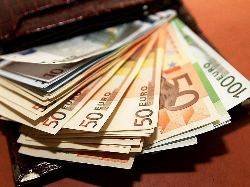 Azərbaycanda avro dəyər qazanır