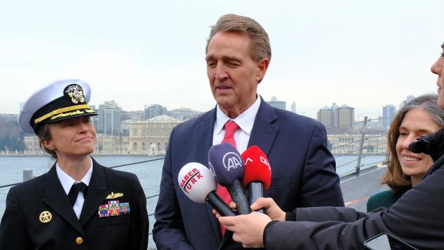 DİN başçısının "Çək, çirkli əllərini Türkiyədən" dediyi an ABŞ səfiri savaş gəmisində göründü - &nbsp;ABŞ-ın&nbsp;nəhəng hərbi gəmisi İstanbulda niyə lövbər salıb?