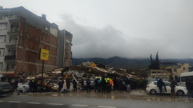 Hatayda hava limanı, polis idarəsi, xəstəxana binaları da çoküb: "76 sakinimiz ölüb, çoxlu yaralımız var" - FOTO