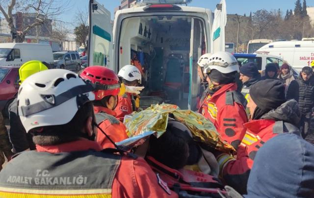 Zəlzələdən 55 saat sonra 13 yaşlı qız çökən binanın altından salamat çıxarıldı&nbsp;- "Popuqayı"nı da əlində tutubmuş (FOTOLAR)