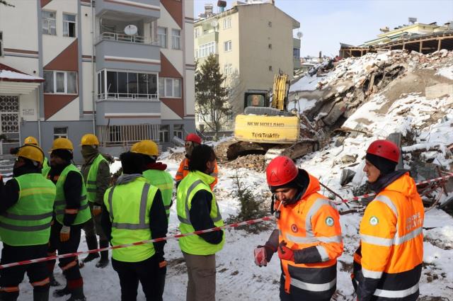 Türkiyədə dağıntılar altından çıxarılan naməlum meyitlər... - Onlar hansı prosedurdan sonra dəfn olunacaq?