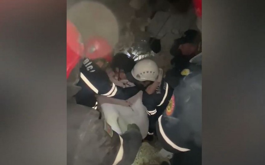 Azərbaycan xilasediciləri dağıntılar altından 26 nəfəri sağ, 47 nəfərin isə cəsədini çıxardı - VİDEO