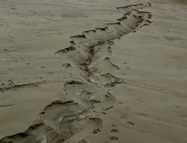 Zəlzələ kənddə belə vəziyyət yaratdı, əhali təşvişə düşdü - Mütəxəssislər detallı araşdırmaya başlayıb (FOTOLAR)