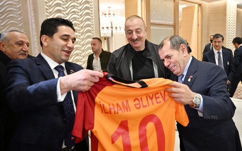 Dursun Özbek İlham Əliyevə "Qalatasaray"ın imzalı formasını hədiyyə etdi - FOTO