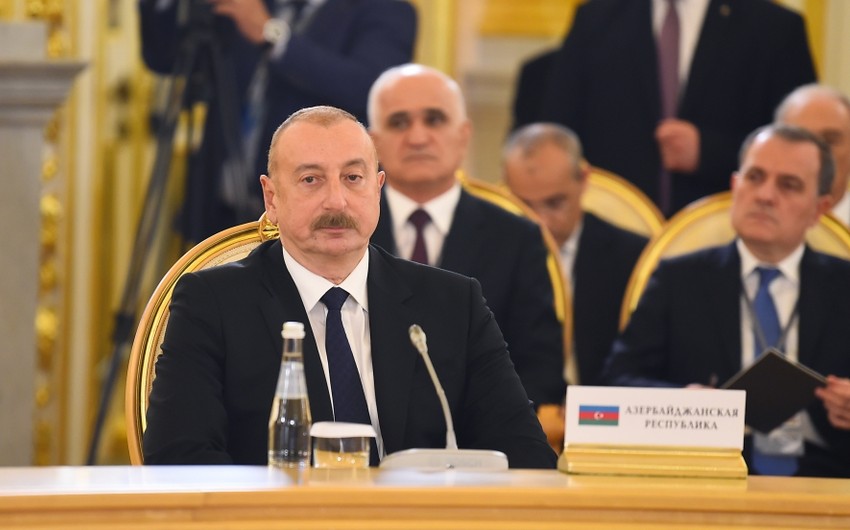 İlham Əliyev Moskvada dövlət başçılarının şərəfinə verilən işçi səhər yeməyində iştirak edib