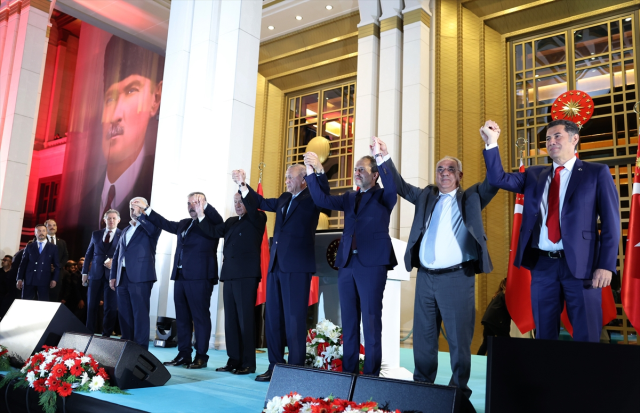 Ərdoğan "balkon çıxışı"nda Sinan Oğana belə təşəkkür edib - FOTOLAR