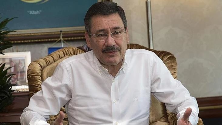 Sabiq bələdiyyə sədri deputata yumruq atan oğlunun fotosunu kollaj etdi: "Sən bir nazirə hücuma cəhd edərsənsə.." - FOTO