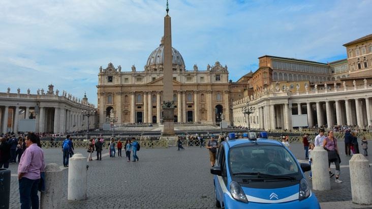 Vatikanda qeyri-adi hadisə: lüt kişi Ukraynadakı savaşa belə etiraz etdi - FOTO