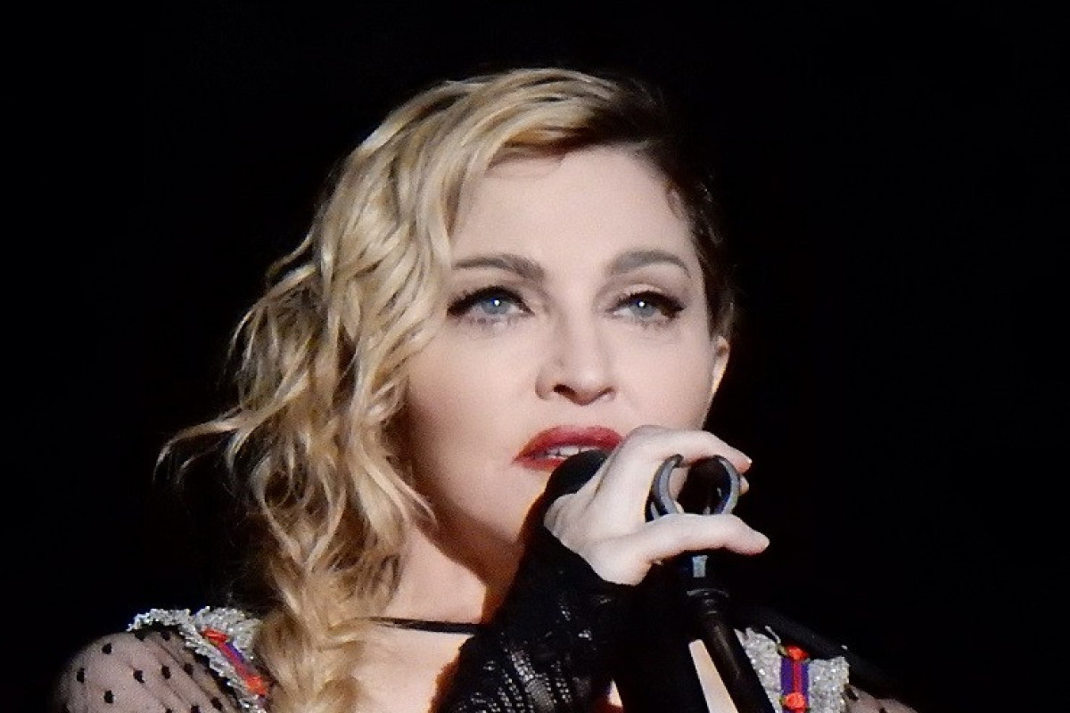 28 yaşlı gənclə sevgili&nbsp;olan 66 yaşlı Madonna yeni pozada - FOTO