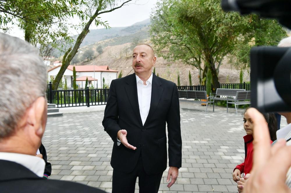 Prezident və birinci xanım Zabuxda: sakinlərlə maraqlı söhbətlər oldu (FOTOLAR)