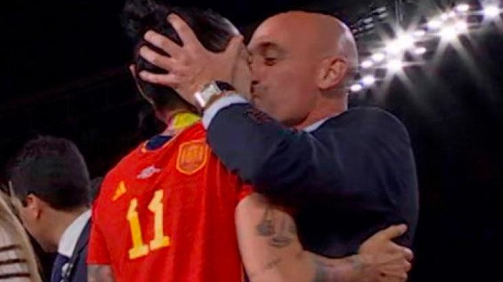 Qadın futbolçunun dodaqlarından öpən Federasiya prezidenti istefa verib