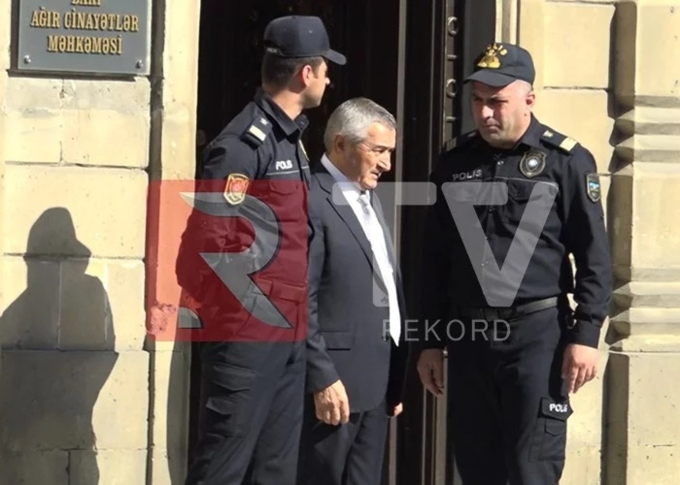 "Əgər Adil Vəliyev və onun kimiləri ölkəni bəyənmirlərsə..." - Deputat və vəkil icra başçısını "topa tutdu"