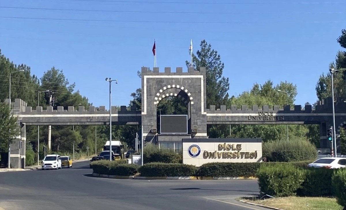 Tələbə qız dekan müavinini başından bıçaqladı